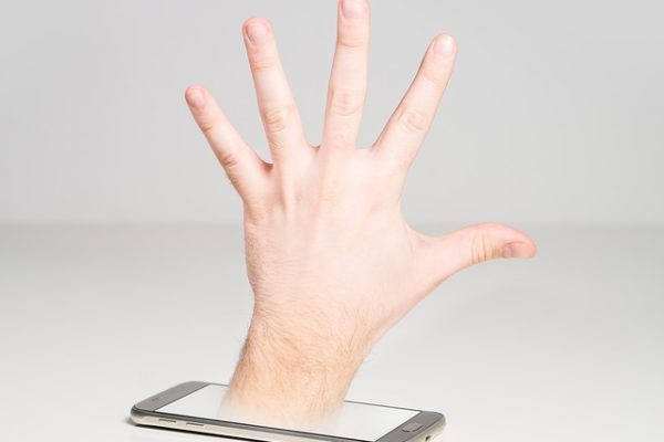 Dlaczego stale sięgasz po swój telefon?