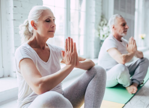 Starsza para podczas medytacji niwelującej stres