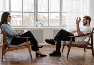 Potrzebujesz pomocy? Odkryj mądrość w nieoczywistych miejscach na drodze do zdrowia emocjonalnego